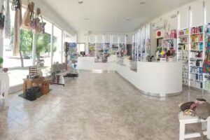 Farmacia y Perfumer&iacute;a La Colonia